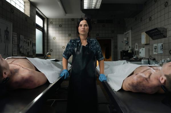 Bild 1 von 3: Lisa Taubenbaum (Anna Fischer) muss sich um die Leichen zweier Freunde aus ihrer Jugendzeit kümmern. Und sie ist überzeugt: es fehlt ein dritter Mann.