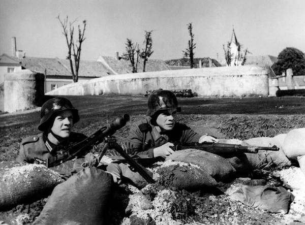 Bild 1 von 4: Klaus Hager (Volker Lechtenbrink, re.) und sein Freund Karl Horber (Karl Michael Balzer) eröffnen das Feuer auf amerikanische Panzer.