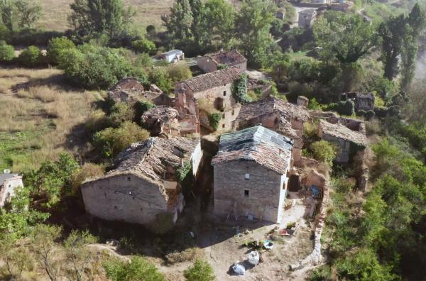 Bild 1 von 2: Die Niederländerin Maaike Geurts kaufte ein ganzes verlassenes Dorf, um es gemeinsam mit Menschen, die nach einem neuen Anfang suchen, wiederzubeleben.
