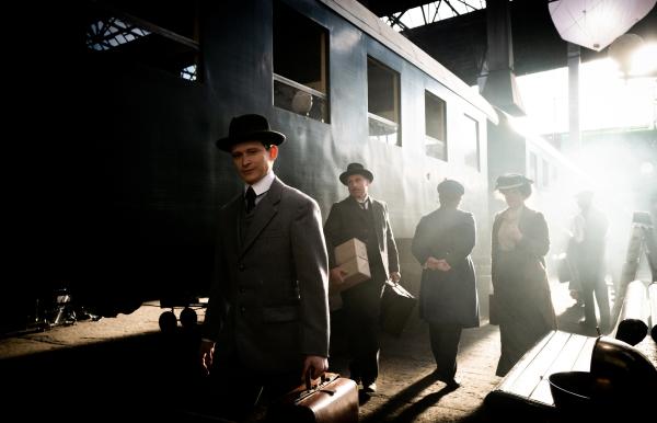 Bild 1 von 6: Kafka (Joel Basman) am Bahnhof.