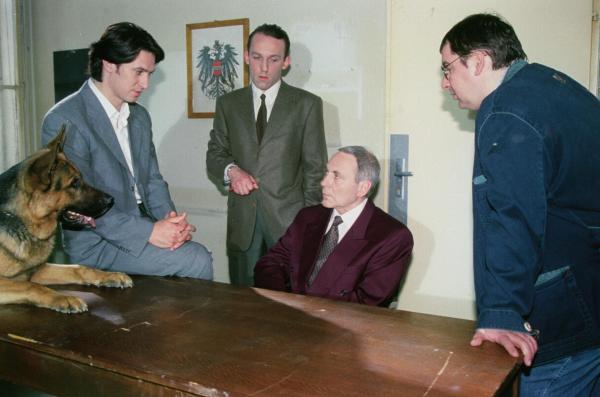 Bild 1 von 14: Im Bild: Kommissar Richie Moser (Tobias Moretti, li.) und die Kriminalassistenten Ernst Stockinger (Karl Markovics, 2.v.li.) und Peter Höllerer (Wolf Bachofner, re.) können Matzner (Peter Fitz) Anstiftung zum Mord beweisen.