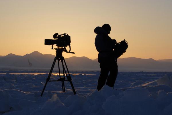 Bild 1 von 4: Kameramann Heribert Schöller bei Dreharbeiten im Packeis