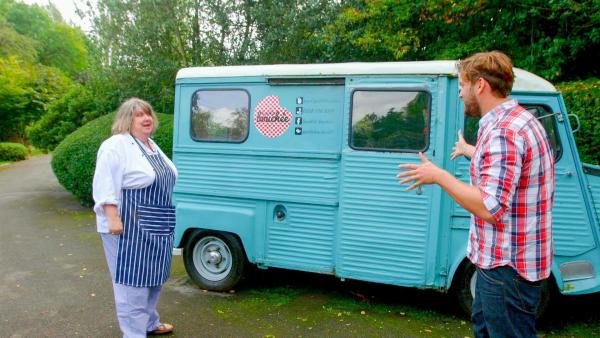 Bild 1 von 4: Im Bild: Michel Roux?s Küchenchef Freddy Bird (re.) besucht die mehrfach ausgezeichnete Brasserie \