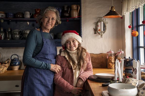 Bild 1 von 1: Maja (Birthe Neumann, links) mit Astrid (Rosita Nellie Holse Gjurup) in der Küche.