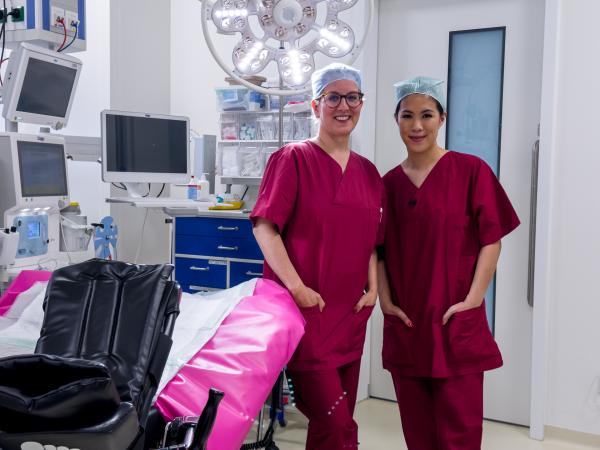 Bild 1 von 13: Mai Thi Nguyen-Kim (r.) an der Universitätsmedizin in Bonn mit Prof. Dr. med. Nicole Sänger (l.), Direktorin der Klinik für Gynäkologische Endokrinologie und Reproduktionsmedizin. Hier wohnt Mai dem Moment bei, in dem Spermien in eine Eizelle gegeben werden und die ersten Zellteilungen stattfinden.