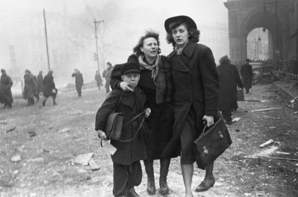 Bild 1 von 2: Bomben über Deutschland: Etwa 400.000 deutsche Zivilisten kamen im Zweiten Weltkrieg durch alliierte Luftangriffe ums Leben. Millionen Wohnungen wurden zerstört. 80 Jahre nach Kriegsende blickt \