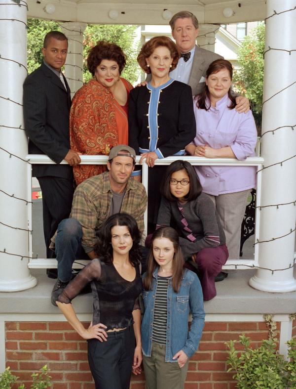 Bild 1 von 12: (1. Staffel) - Im kleinen Örtchen Stars Hollow wird es nie langweilig, denn (hinten v.l.n.r.) Michel (Yanic Truesdale), Miss Patty (Liz Torres), Emily (Kelly Bishop), Richard (Edward Herrmann), Luke (Scott Patterson, Mitte l.), Lane (Keiko Agena, Mitte r.), Lorelei (Lauren Graham, vorne l.) und Rory (Alexis Bledel, vorne r.) sind immer für eine Überraschung gut ...