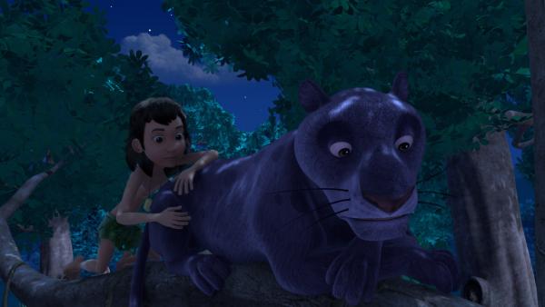 Bild 1 von 7: Mogli (l.) und Baghira (r.) beobachten Ikkis Beeren-Versteck von einem Baum aus. Ob der Dieb diese Nacht wieder zuschlägt?