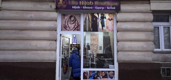 Bild 1 von 14: In Österreich ist das Gesetz höchst umstritten, das muslimischen Mädchen unter 14 Jahren das Tragen des Kopftuchs an Schulen verbietet. Die Doku fragt nach Bedeutung und Herkunft des islamischen Kopftuchs - und nach der unterschiedlichen Praxis gläubiger Musliminnen und beleuchtet historische, kulturelle, politische und gesellschaftliche Hintergründe sowie Wege zu einem respektvollen Dialog. Im Bild: Hijab Boutique in Wien.