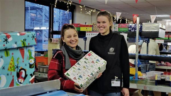 Bild 1 von 3: Checkerin Marina (l.) bei der Organisation \