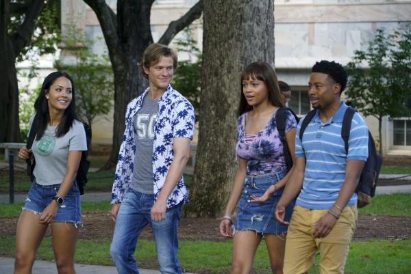 Bild 1 von 8: (v.l.n.r.) Riley Davis (Tristin Mays); MacGyver (Lucas Till); Leanna Martin (Reign Edwards); Wilt Bozer (Justin Hires)