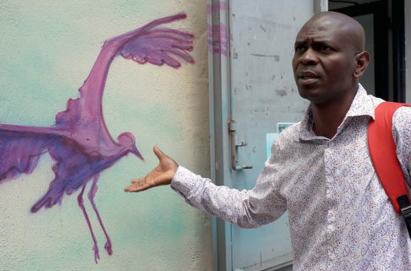 Bild 1 von 2: Akpao ist nach Italien geflüchtet ? in dem Zugvogel erkennt er sich wieder.