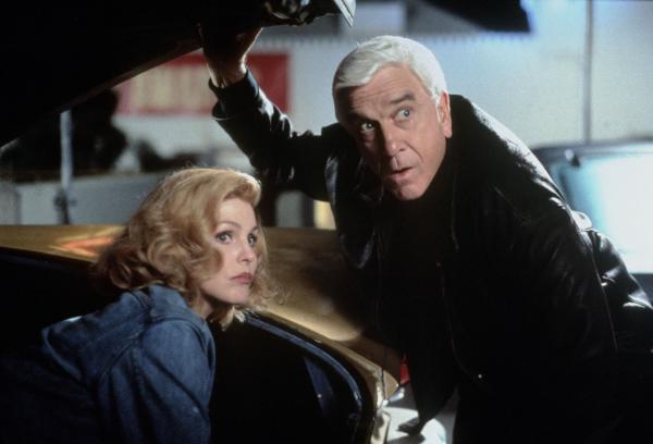 Bild 1 von 11: Ein Mann in den besten Jahren - pensionsreif. Frank Drebin (Leslie Nielsen, l.) kehrt, zum großen Leidwesen seiner Frau Jane (Priscilla Presley, r.), als Undercover-Agent zur Polizei zurück.