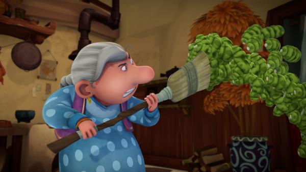 Bild 1 von 6: Ömchen verteidigt ihr Haus vor den widerlichen Frespen.