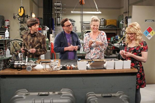 Bild 1 von 7: Während Penny (Kaley Cuoco, 2.v.r.) und Bernadette (Melissa Rauch, r.) Howard (Simon Helberg, l.) und Leonard (Johnny Galecki, 2.v.l.) bei ihrer Erfindung helfen, vertraut Sheldon Amy ein schockierendes Geheimnis an ...