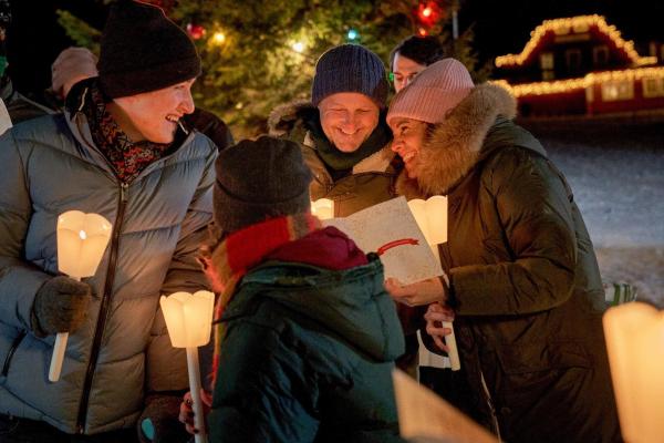 Bild 1 von 15: Im Bild: Nach vielen Missverständnissen und Turbulenzen sind Kris (Louis Eitner, l.), Juli (Sophie Paasch, 2.v.l.), Martin (Maximilian Brückner, 2.v.r.) und Nicole (Jasmin Gerat, r.) bereit, sich gegenseitig eine Chance zu geben.