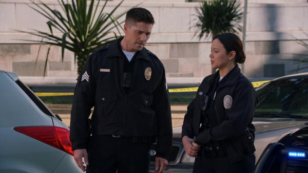 Bild 1 von 3: Am Tatort der Schießerei wird Bradford (Eric Winter) und Chen (Melissa O'Neil) schnell klar: der Tod der jungen Frau war kein Zufall.