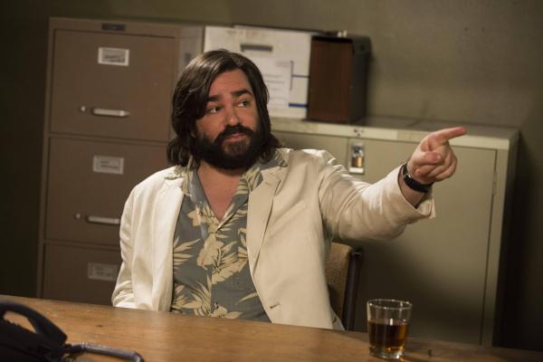 Bild 1 von 31: Professor DeSalvo (Matt Berry) unterrichtet nicht nur Trickbetrug, sondern kann dabei seine Studenten auch noch so richtig schön über den Tisch ziehen ...