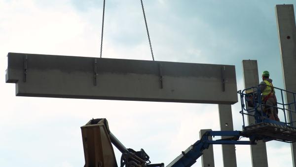 Bild 1 von 3: Der Bau der Megahalle ist ein Wettlauf gegen die Zeit. Bevor in Ludwigsfelde Hightech vom Band läuft, muss die Anlage erst vollständig errichtet werden.