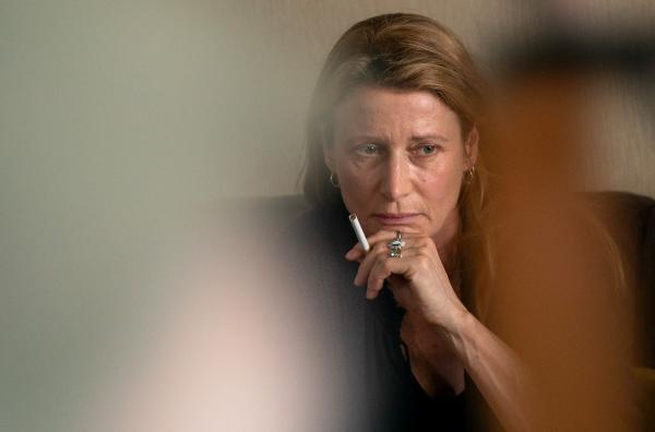 Bild 1 von 4: Laurence Leprieur (Astrid Whettnall) ist am Boden zerstört, nachdem sie die Nachricht der Polizei erhält.