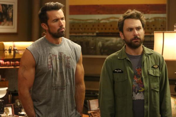 Bild 1 von 8: Mac (Rob McElhenney, l.); Charlie Kelly (Charlie Day, r.)
