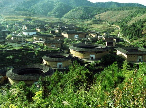 Bild 1 von 1: Das Bergdorf Chuxi in der Provinz Fujian ist geprägt von den Lehmrundbauten der Hakka-Kultur. Die mehrstöckigen Rundbauhäuser sind Schurträume und Gruppenwohnraum. Je nach Größe der Gebäude können mehrere hundert Menschen in einem Haus leben.