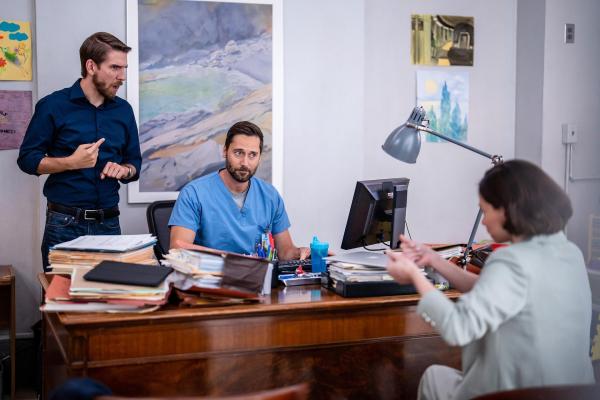 Bild 1 von 3: Im Bild (v.li.): Conner Marx (Ben Meyer), Ryan Eggold (Dr. Max Goodwin), Sandra Mae Frank (Dr. Elizabeth Wilder).