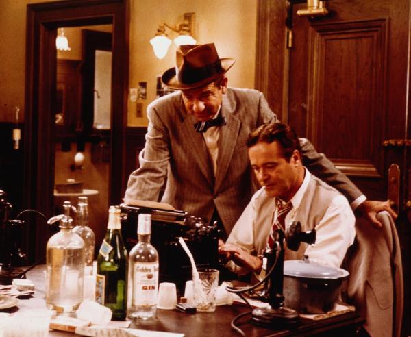 Bild 1 von 6: Der Spitzenreporter Hildy Johnson (Jack Lemmon, r.) hat den Stress bei der Arbeit satt und würde seinen Job am liebsten an den Nagel hängen, doch das will sein Chef Walter Burns (Walter Matthau, l.) mit allen Mitteln verhindern ...