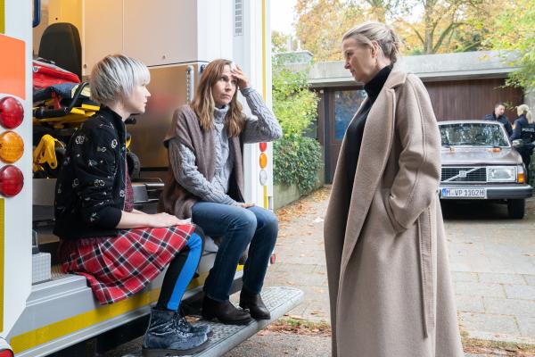 Bild 1 von 5: Nach dem Überfall befragt Polizeikommissarin Vera Lanz (Katharina Böhm, r.) Mutter Sabine Hübner (Doris Schretzmayer, M.) und Tochter Hanna Hübner (Emma Stratmann, l.).