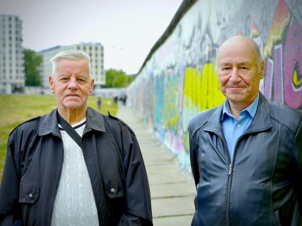 Bild 1 von 6: Wolfgang Herzig (l.) und Wolfgang Kolditz (r.) sind im Traditionsverband der Nationalen Volksarmee. Sie sind enttäuscht, wie die Deutsche Einheit vor 35 Jahren lief und ärgern sich, dass ihre Lebensleistungen nicht anerkannt werden.