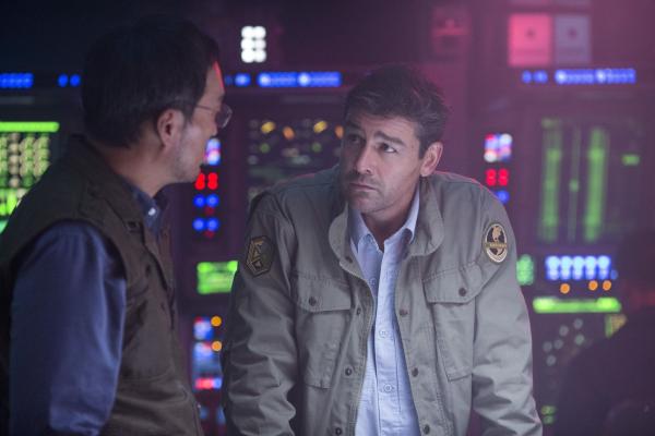 Bild 1 von 12: Dr. Ishiro Serizawa (Ken Watanabe, l.); Dr. Mark Russell (Kyle Chandler, r.)