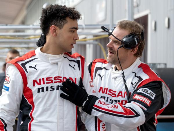 Bild 1 von 5: Der Ex-Rennfahrer Jack (David Harbour, r.) entwickelt sich zum väterlichen Mentor von Jann (Archie Madekwe, l.).