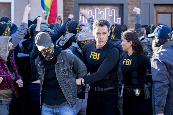 Bild 1 von 9: Mitte (v.l.n.r.) FBI SA Stuart Scola (John Boyd); FBI SA Sydney Ortiz (Lisette Olivera)