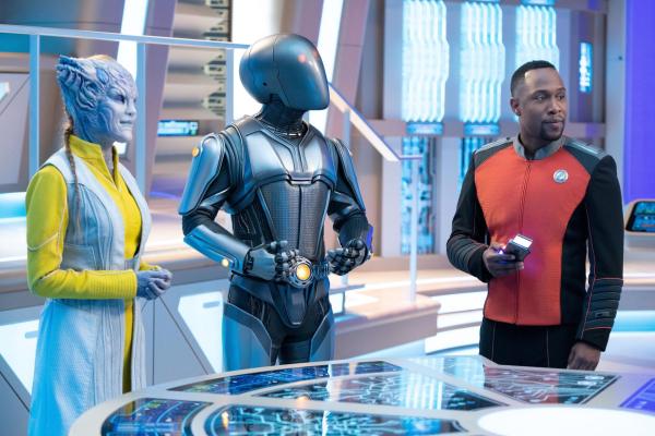 Bild 1 von 9: (v.l.n.r.) Dr. Villka (Eliza Taylor); Isaac (Mark Jackson); Lieutenant Commander John LaMarr (J. Lee)