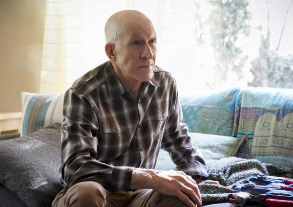 Bild 1 von 7: Callens Vater Garrison (Daniel J. Travanti) soll im Zuge eines Geiseldramas gegen zwei US-Bürger eingetauscht werden. Kann sein Sohn dies verhindern?