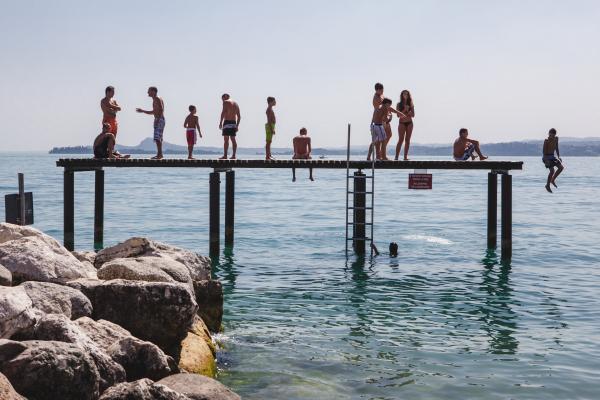 Bild 1 von 8: Badesteg am Ostufer des Gardasees