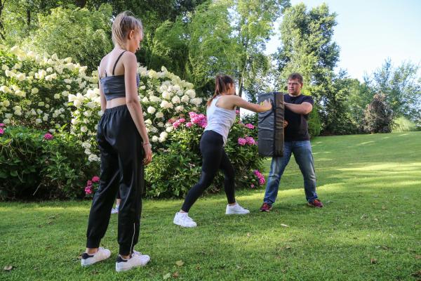 Bild 1 von 1: Heute machen die Mädels einen Selbstverteidigungskurs. Dafür übt Feli das Wegschubsen mit Jens, während Alexa zuschaut.