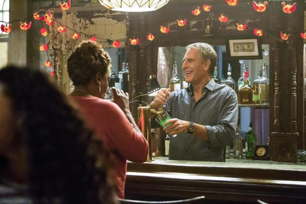 Bild 1 von 17: Verbringen Thanksgiving zusammen in Prides Bar: Wade (CCH Pounder, r.), Pride (Scott Bakula, r.) und das restliche Team ...