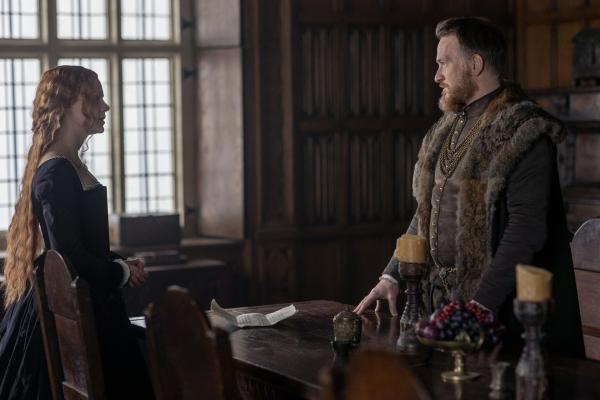 Bild 1 von 6: Elizabeth Tudor (Alicia von Rittberg, l.); John Dudley (Jamie Parker, r.)