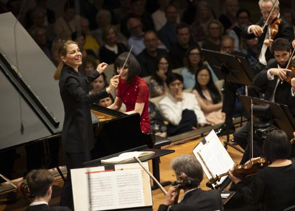 Bild 1 von 5: Konzert des Symphonieorchesters des Bayerischen Rundfunks unter der Leitung von Karina Canellakis (im Bild, links) mit der Solistin Alice Sara Ott (im Bild, am Klavier). Programm: Kaija Saariaho: Lumière et pesanteur / Maurice Ravel: Klavierkonzert G-Dur / Jean Sibelius: Lemminkäinen-Suite, op. 22.