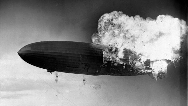 Bild 1 von 2: Die Videoaufnahmen der brennenden Hindenburg stellen Expertinnen und Expertinnen vor zahlreiche Fragen zur Ursache der Katastrophe.