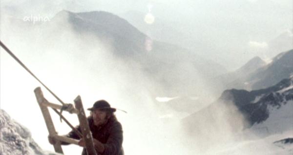 Bild 1 von 2: Erst im Jahr 1800 wagte sich die erste Bergsteiger-Expedition auf den als unbezwingbar geltenden Großglockner, den höchsten Berg Österreichs. 1975, im Jahr der Entstehung dieser Dokumentation, ist der Großglockner ein beliebtes Reiseziel für Städter, die dort die Natur, die Luft und die Ruhe genießen. Die Atmosphäre ist entspannt und heiter - und so ist der Film angereichert mit Geschichten, erzählt von Touristen sowie Bergführern und Hüttenwirten, die ihren Beruf ganz offensichtlich lieben.