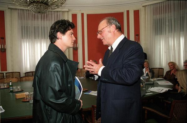 Bild 1 von 6: Im Bild: Sebastian Reidinger erfährt vom Präsidenten, dass er um sein Geld betrogen worden ist (v.li.: Fritz Karl, Thomas Darchinger).