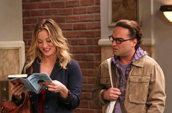 Bild 1 von 31: Während Leonard (Johnny Galecki, r.) einen Weg findet, wie er Penny (Kaley Cuoco, l.) dazu bringen kann, alles zu tun, was er möchte, melden sich Raj und Stuart bei einer Online-Dating-Plattform an ...