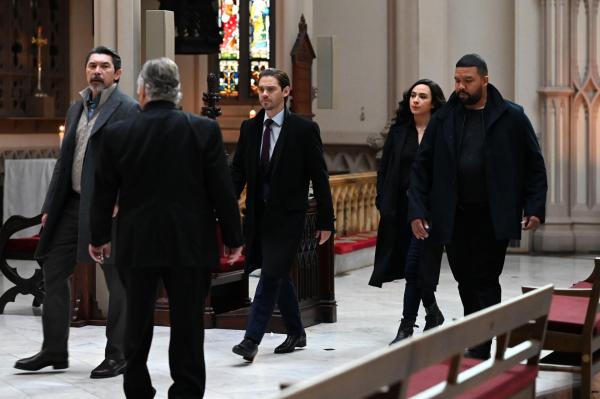 Bild 1 von 14: (v.l.n.r.) Gil Arroyo (Lou Diamond Phillips), Erzbischof Argento (Peter Gerety); Malcolm Bright (Tom Payne); Dani Powell (Aurora Perrineau); JT Tarmel (Frank Harts)