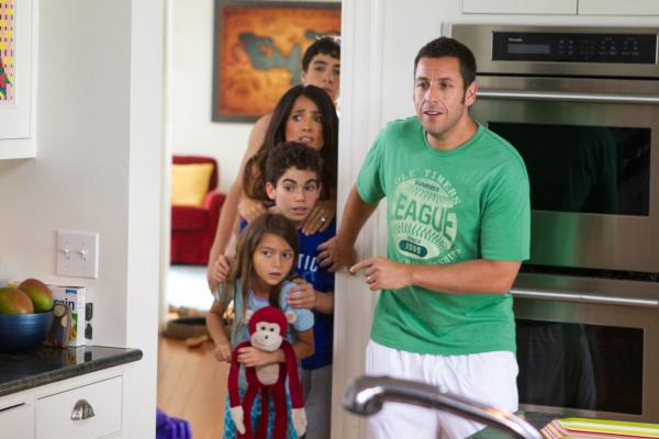 Bild 1 von 11: Greg Feder (Jake Goldberg), Roxanne Feder (Salma Hayek), Keithie Feder (Cameron Boyce), Becky Feder (Alexys Nycole Sanchez) and Lenny Feder (Adam Sandler) in their home in Columbia Pictures' GROWN UPS 2.