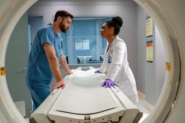 Bild 1 von 36: Im Bild: Ryan Eggold (Dr. Max Goodwin), Freema Agyeman (Dr. Helen Sharpe).