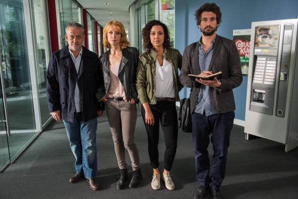 Bild 1 von 18: Die Mordkommission, (v.l.n.r.) Dienststellenleiter Stefan Tremmel (Rolf Kanies), Elena (Annika Ernst) und Kirsten (Haley Louise Jones), bekommt einen Außenseiter zur Seite gestellt, der mit seinen unkonventionellen Ermittlungsmethoden und seiner überheblichen Art das Trio gewaltig aufmischt: Einsteins Ur-Urenkel Einstein (Tom Beck) ...