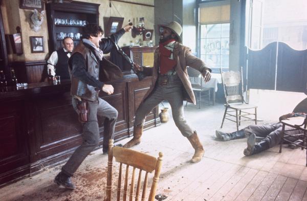 Bild 1 von 9: Mal (Danny Glover, r.) muss wieder einmal einen Rassisten verprügeln.