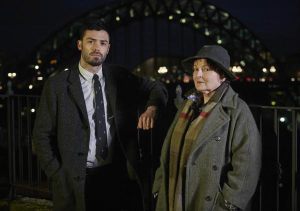 Bild 1 von 12: Joe Ashworth (David Leon, l.); Vera Stanhope (Brenda Blethyn, r.)